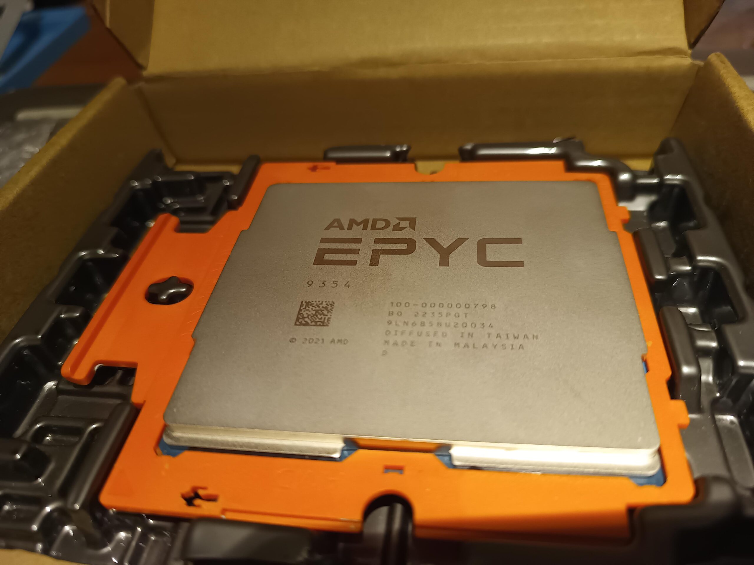 AMD EPYC 9354