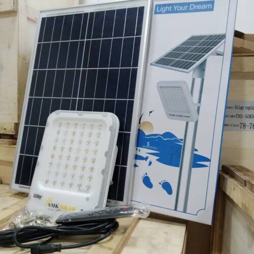 SMK 200 WATT SOLAR FLOOD LIGHT. LED: 1200 LUMENS, SOLAR PANEL: 25 WATT POLY